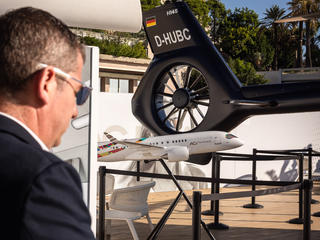 Sylvain Mariat drawing an Helicopter (ACH) at Monaco Yacht Show