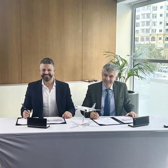 Tarek Muhiddin, COO of Amac Aerospace and Chadi Saade, President of Airbus Corporate Jets, signing a firm partnership agreement.