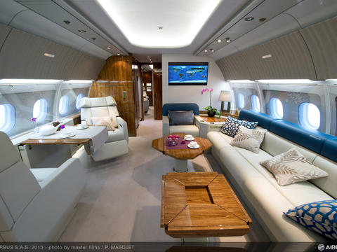 ACJ318 9H-UEC Comlux interior