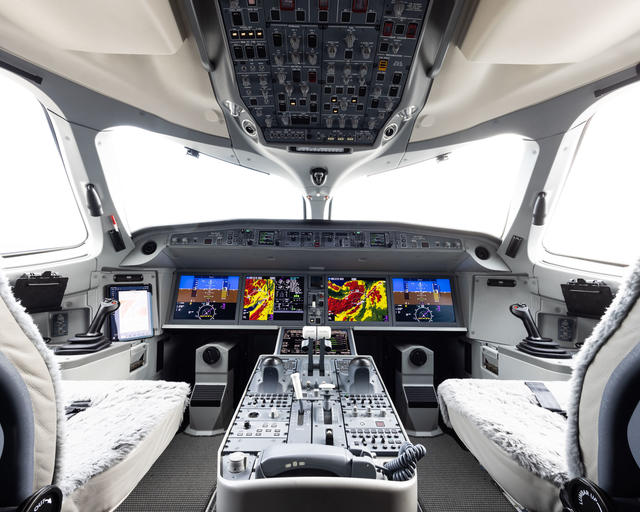 ACJ TwoTwenty - Cockpit