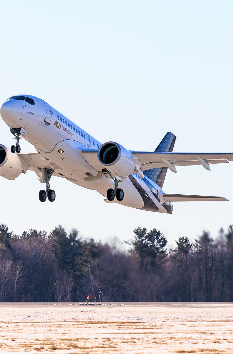 The first ACJ TwoTwenty aircraft takes off from the Mirabel airport