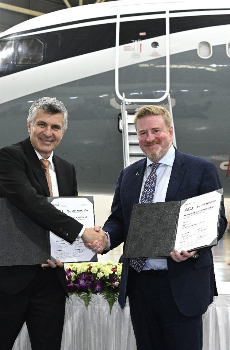 Chadi Saade, President of Airbus Corporate Jets signing a firm partnership agreement with David Best, Jet Aviation’s senior vice president regional operations Americas in Singapore