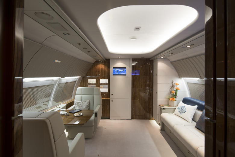 ACJ318 9H-UEC Comlux interior
