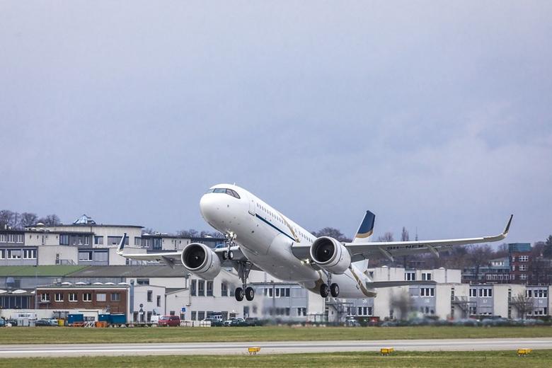 Comlux ACJ320neo take off